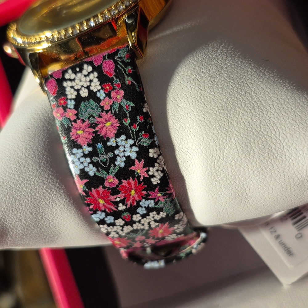 Betsy Johnson Women's Floral Heart Watch Brand New With Tag - Picture 5 of 6